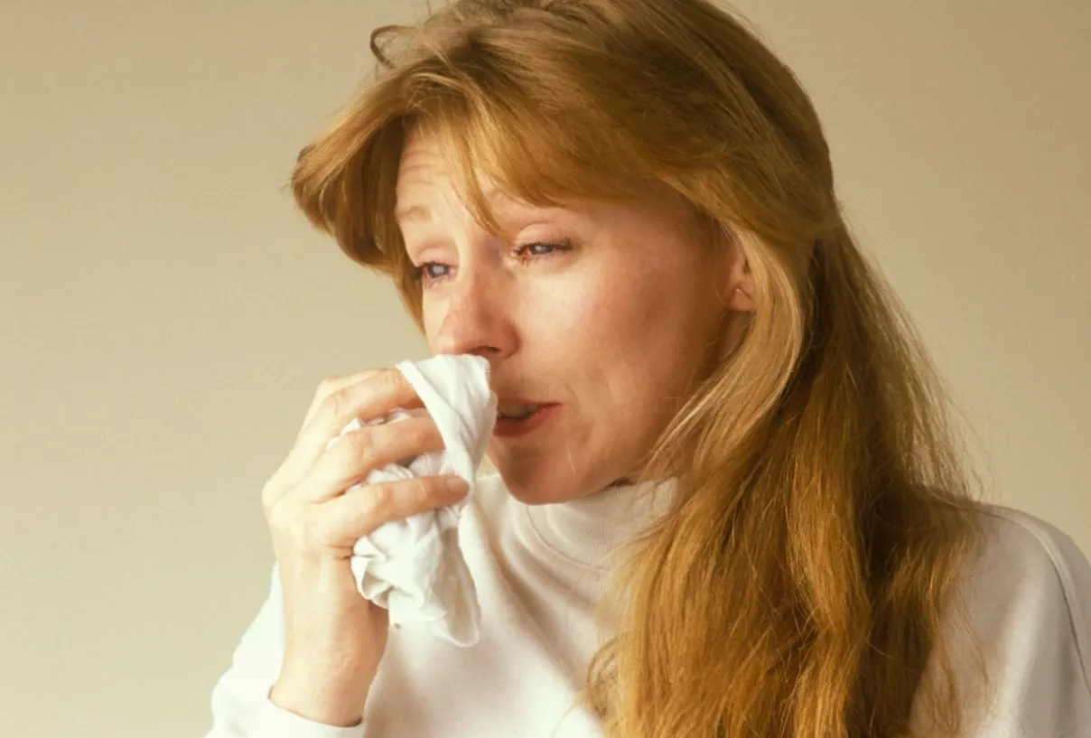 Closed packaging of nasal spray products with clear usage instructions