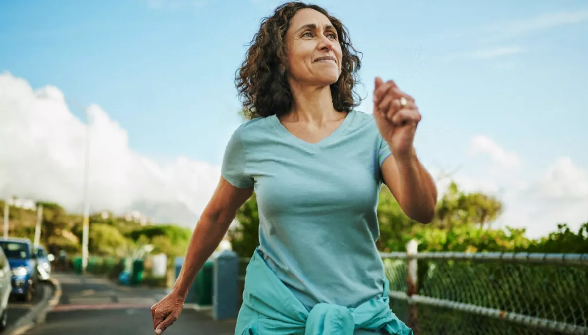 Chart showing reduced mortality risk linked to weekly step counts.
