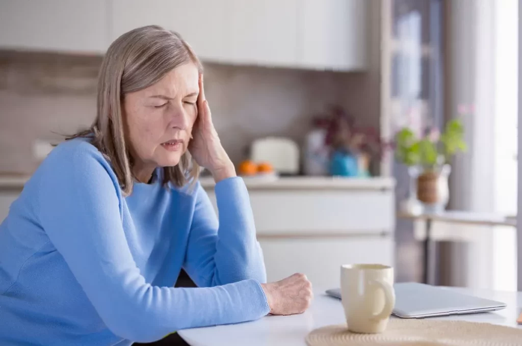 Doctor pinpoints triggers for after-lunch tiredness and remedies Person feeling sleepy at a desk in a UK office after lunch