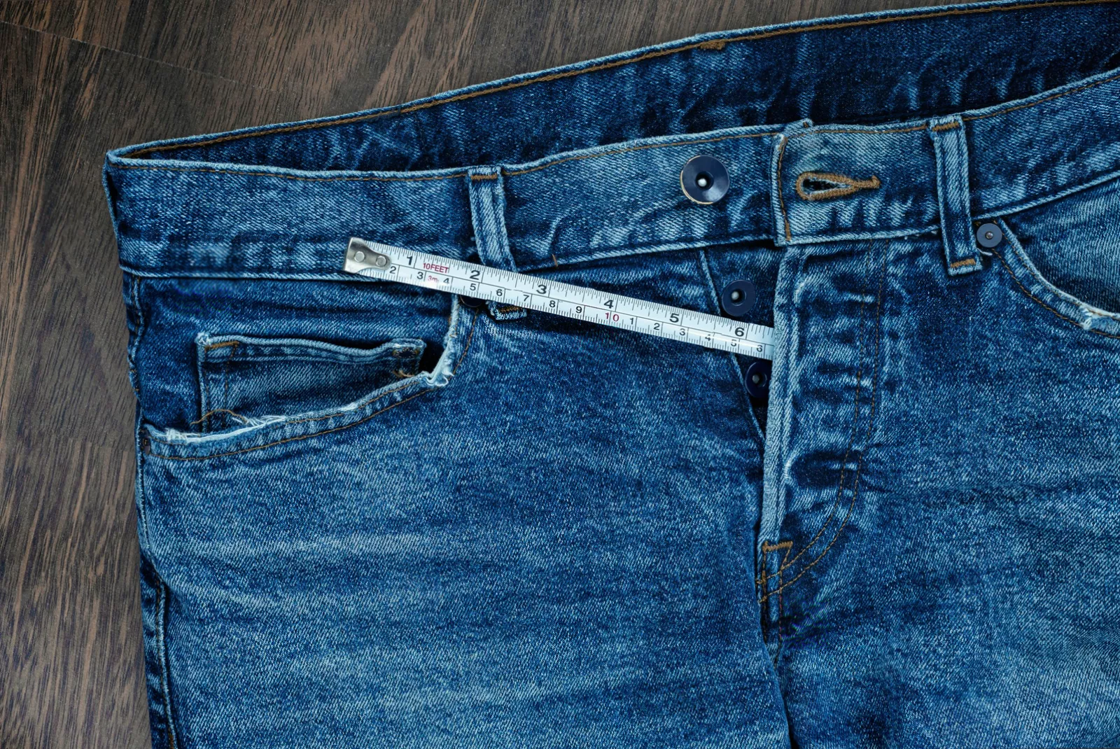 An illustration of the mons pubis area showing fat deposits above the penis