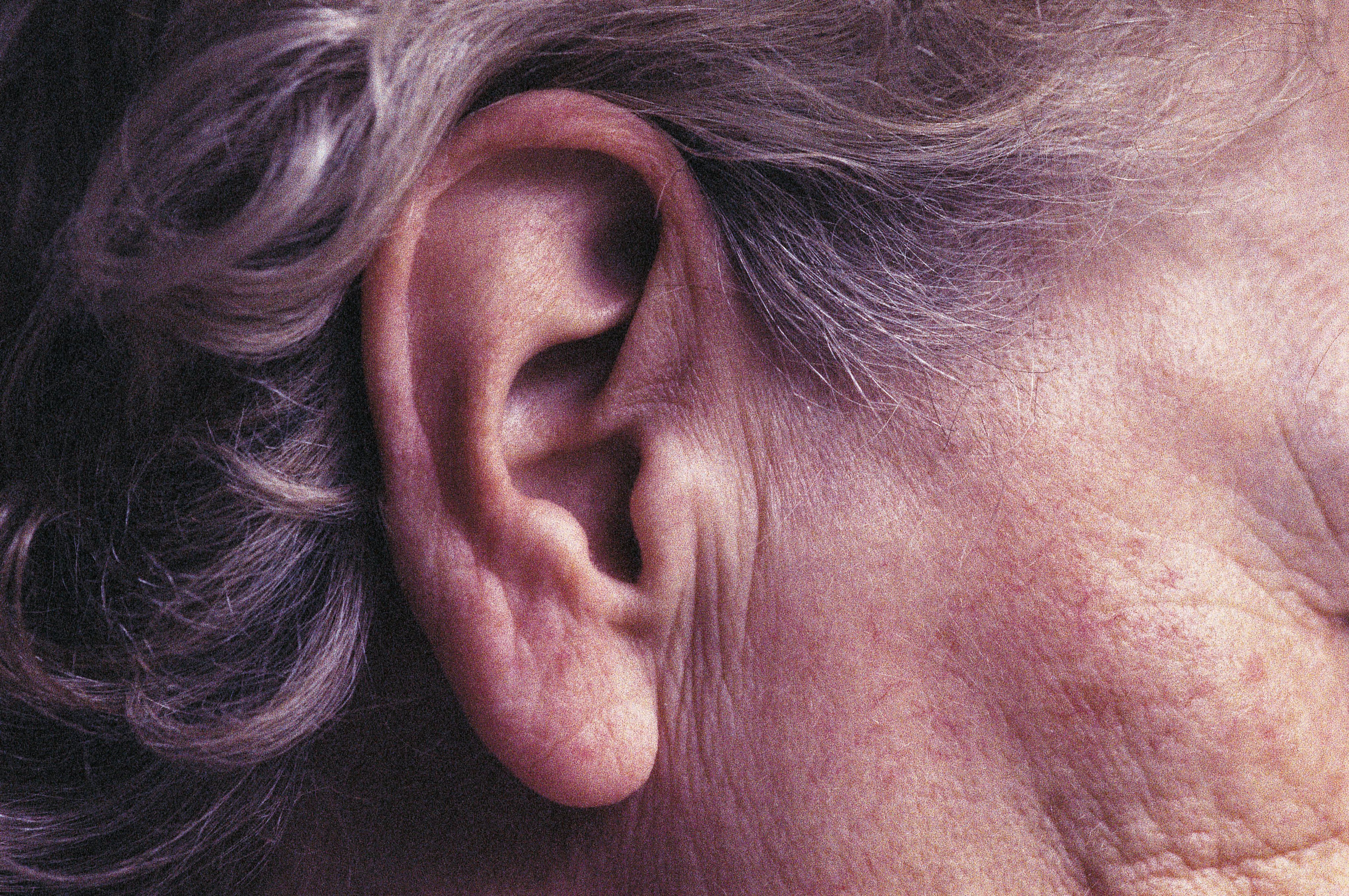 A consultation room where a surgeon examines skin sagging after weight loss